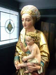 Просто Мадонна с младенцем на выходе из музея.