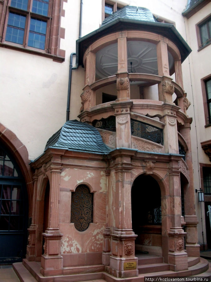 Во внутреннем дворике Рёмера. Лестница в стиле ренессанса , ведущая в Кайзер-зал. Франкфурт-на-Майне, Германия