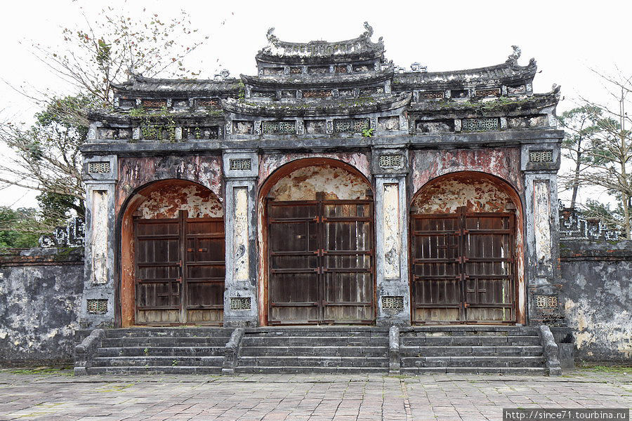 2. Главные ворота на территорию закрылись когда-то за траурной процессией и с тех пор открываются только раз в год, в день когда почитается дух императора. Хюэ, Вьетнам