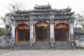 2. Главные ворота на территорию закрылись когда-то за траурной процессией и с тех пор открываются только раз в год, в день когда почитается дух императора.