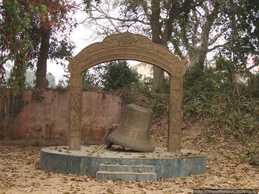 Колокол неподалеку от ступы Кушинагар, Индия