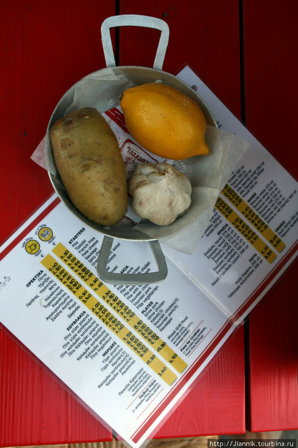 Вот такой дизайн меню в одной из таверн. Кроме картошки,чеснока и лимона все было вкусным. Нафплио, Греция