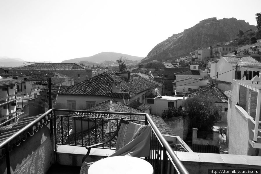 Вид с балкона моего номера,который мне еле удалось снять,
 продолжение следует... Нафплио, Греция