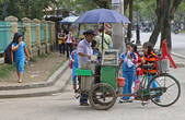 33.  А школьники радуются мороженому. Во Вьетнаме жители деревень худые и  жилистые, а жители городов успели нарастить жирок