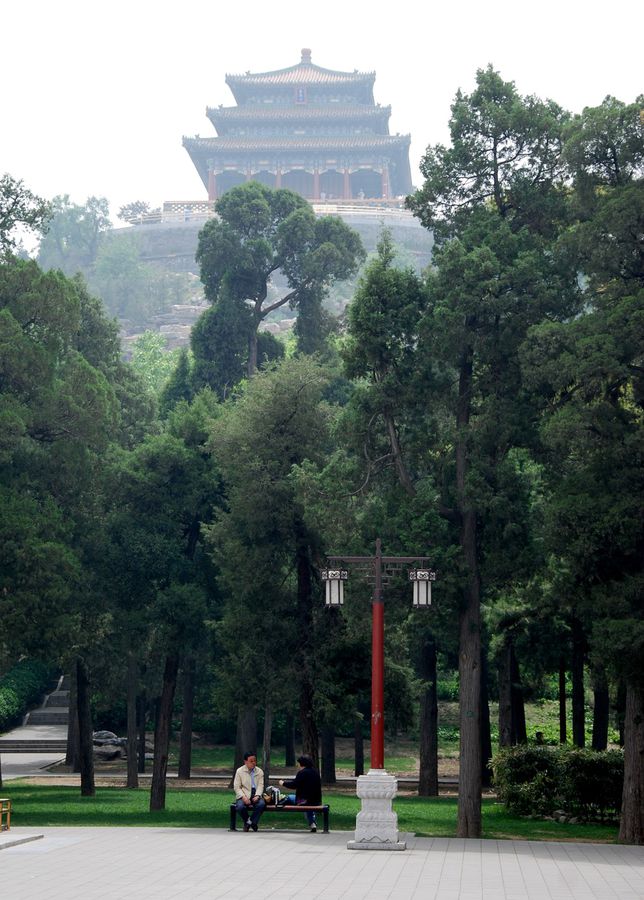 На верху горы храм и смотровая площадка Пекин, Китай