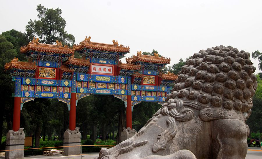 Это красивые трех арочные ворота перед Залом Императорского Долголетия. Арка сделана из дерева наньму. Она стоит на четырех колоннах и имеет девять крыш, покрытых желтой черепицей. Над центральным проходом подвешена доска, на которой написано изречение, сделанное императором Цяньлуном (Qianlong 乾隆) династии Цин. Эта арка была построена в 1749 году при правлении этого императора. В 1947, 1960 и 2007 годах ворота реставрировались. Пекин, Китай