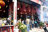 2. Китайцы повлияли на стиль построек старого города. И правда. В Тункси, что у подножия Горы Хуангшан, дома почти такие же, только белые. В китайском храме отмечался какой-то праздник.