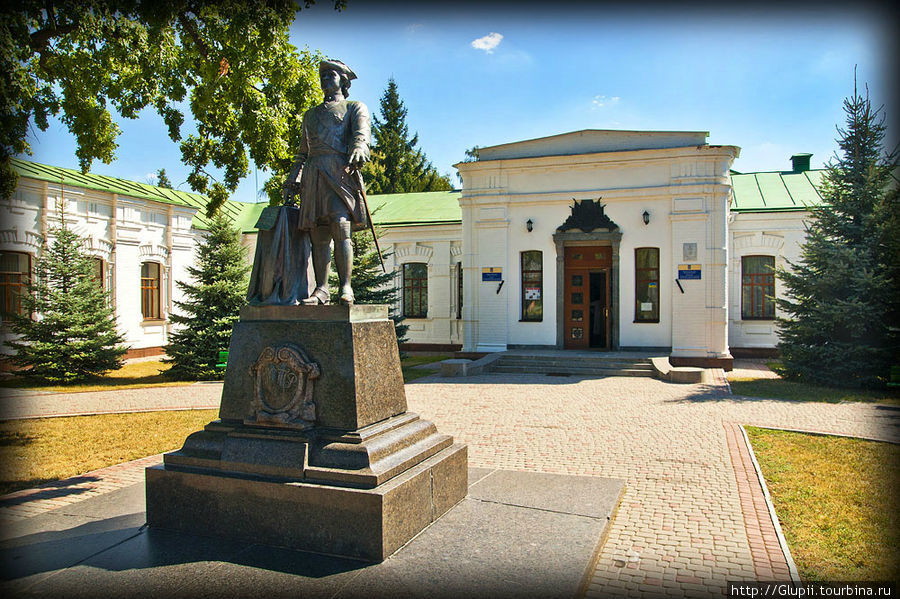 При входе в музей стоит памятник Петру I Полтава, Украина