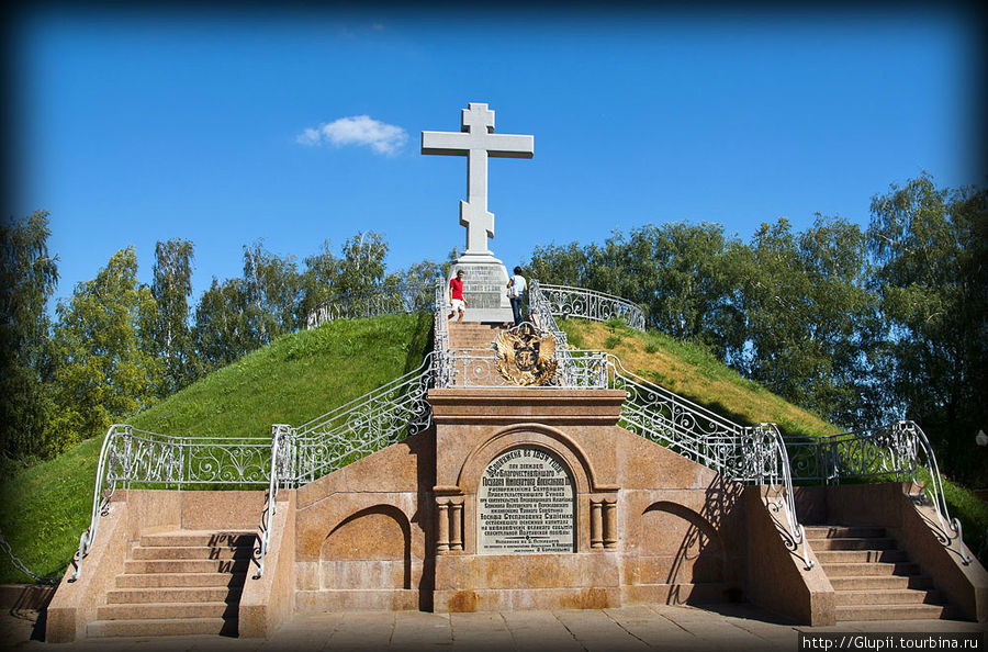 В 1884 году император Александр III приказывает поставить монумент в память о Полтавской битве и построить церковь. Полтава, Украина