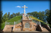 В 1884 году император Александр III приказывает поставить монумент в память о Полтавской битве и построить церковь.
