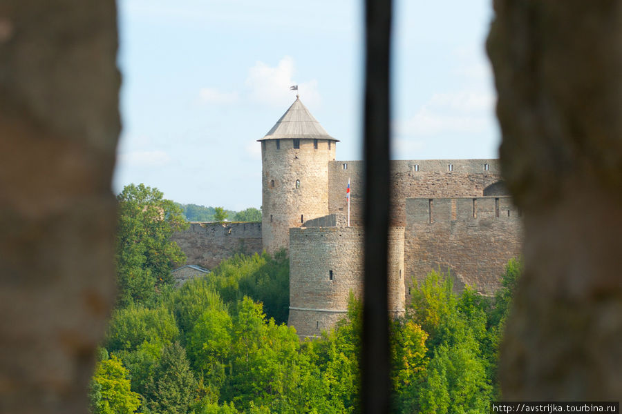 вид со стен Нарвского замка на Ивангородскую крепость Нарва, Эстония