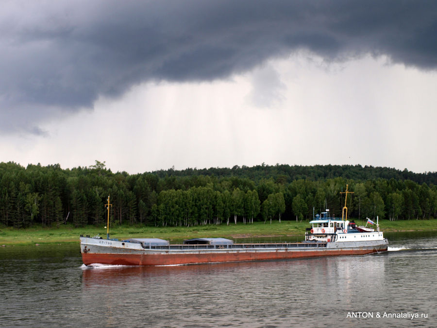 Встречная баржа. Красноярский край, Россия