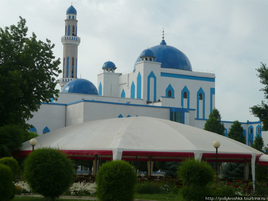 Первая остановка в Казахстане — Актобе, он же Актюбинск. Напротив гостиницы — мечеть. Казахстан