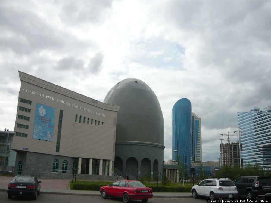 На переднем плане — Яйцо Назарбаева. Так это сооружение называют местные жители Казахстан