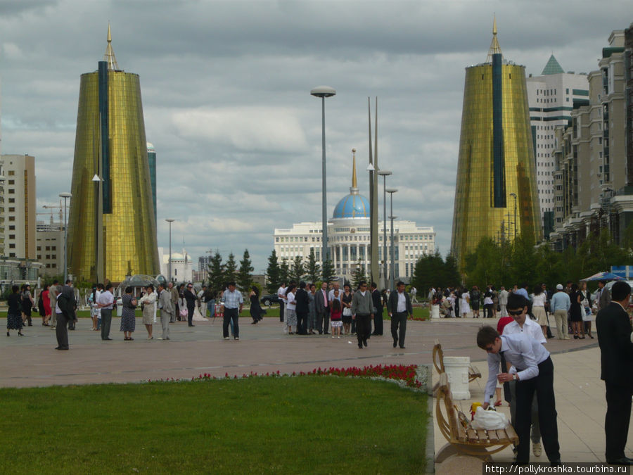 Президентский дворец, а перед ним два чайника Казахстан