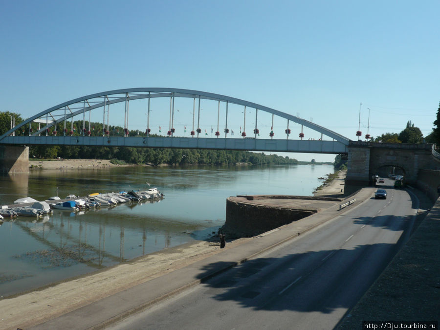 Река Тиса. Перед мостом видны остатки турецкой крепости. Сегед, Венгрия