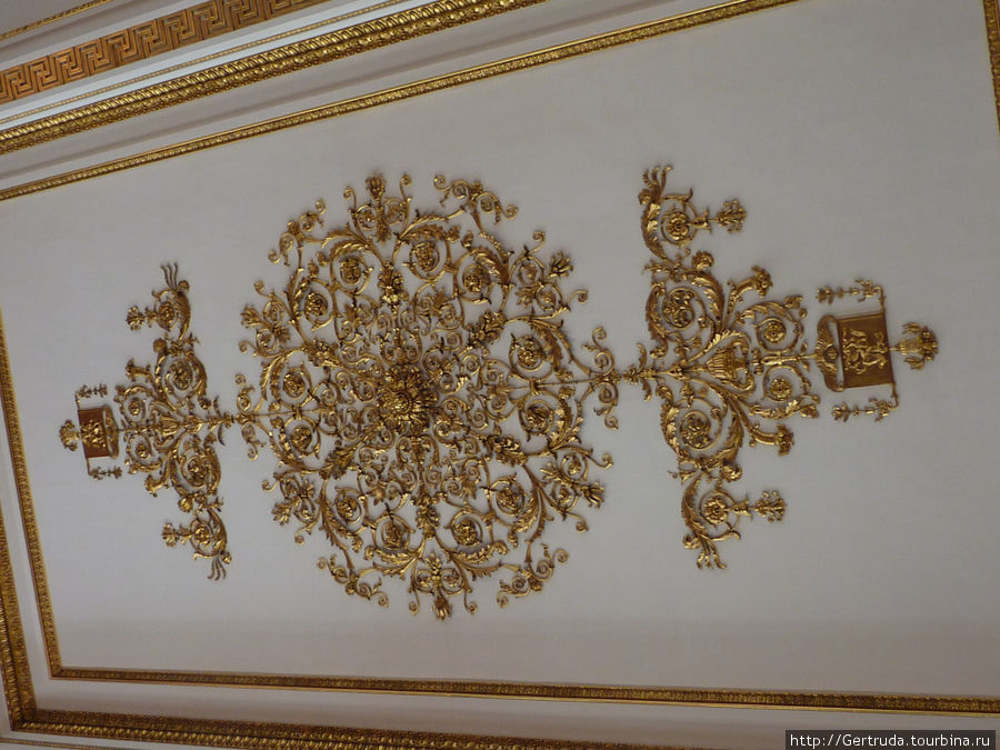 Рисунок на потолге Гербового зала совпадает с рисунком на полу Санкт-Петербург, Россия