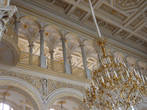 В Павильонном зале чудесная резьба, балконы, люстры...