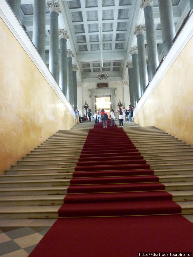 Лестница вниз от галереи скульптур, идем к древнему  миру Санкт-Петербург, Россия