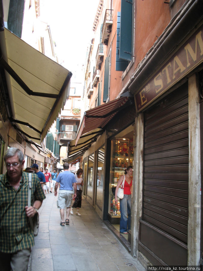 улочка с магазинами сувениров Венеция, Италия