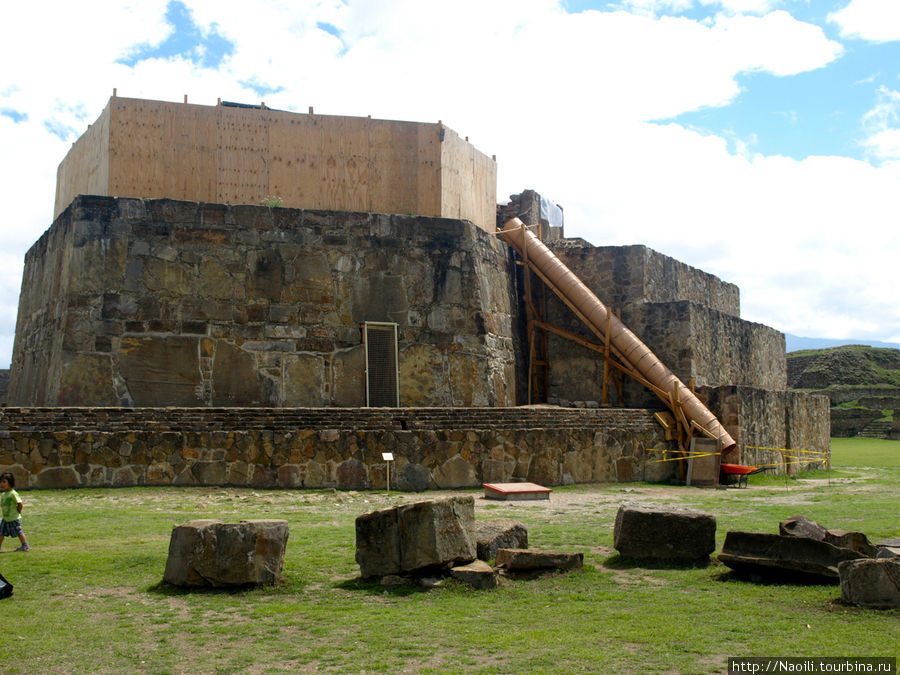 Реконструкция продолжается Штат Оахака, Мексика