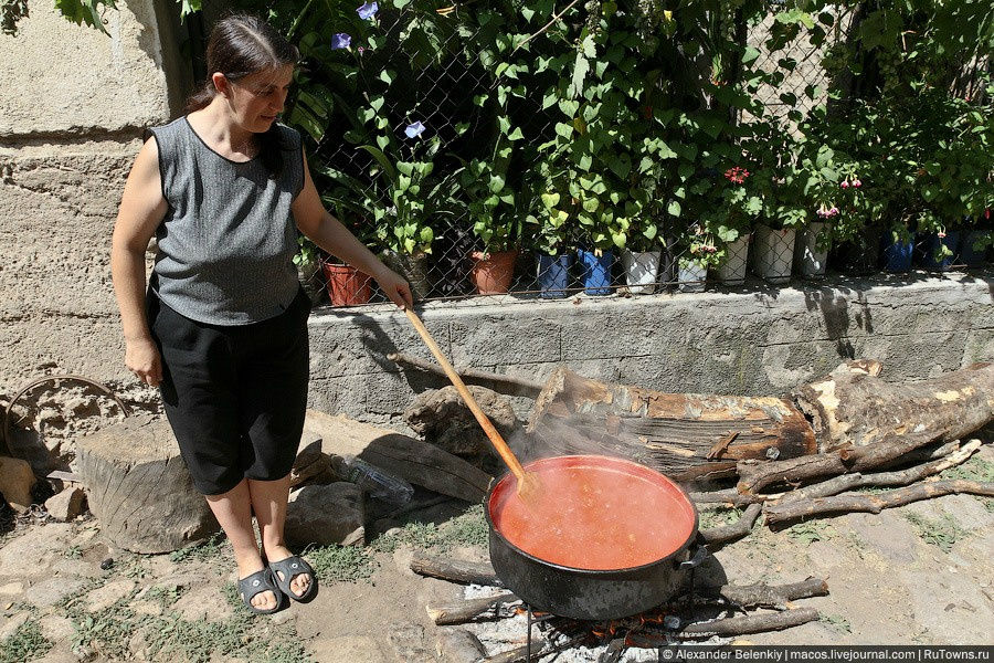 Одно из местных блюд — густой суп из помидоров, балкажан и перца. Его готовят на всю семью, в огромном котле на открытом огне. Северная Македония