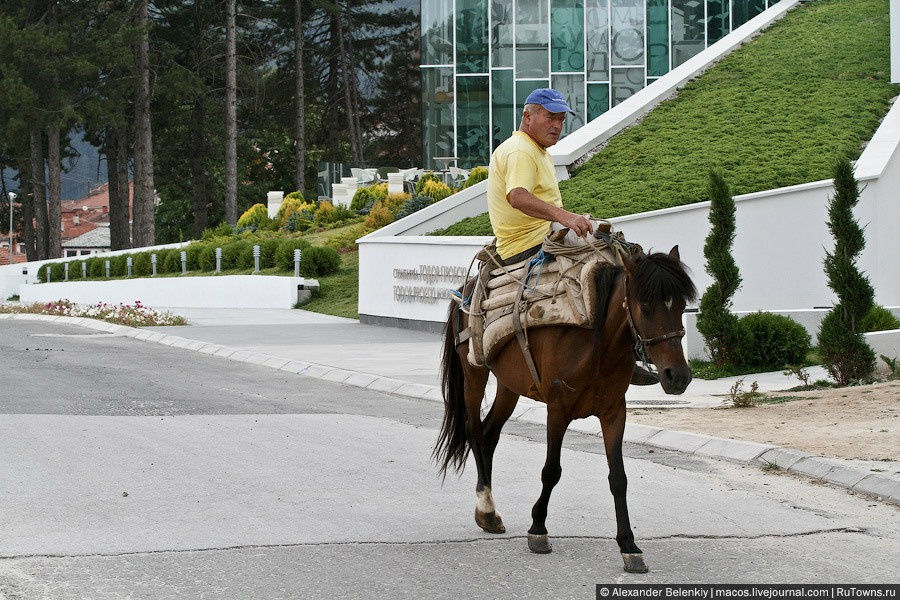 Транспорт в стране самый разнообразный, все те же старые европейские и югославские рыдваны, македонцы очень любят продукцию автоваза, особенно Нивы. Но лошадей тоже не забывают. Северная Македония
