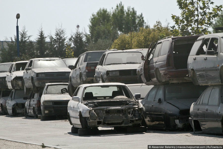 И конечно, здесь куча автомобильных свалок-барахолок вдоль дорог.
Выглядит это ужасающе. Албания