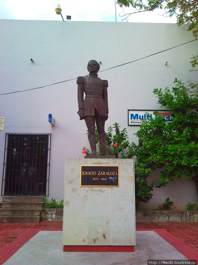 Город Оахака любит своих героев и ставит им памятники.