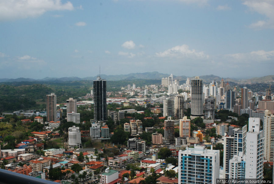 Район Обаррио. Малюсенькие домишки совсем затерялись среди бесконечно строящихся небоскребов. Панама-Сити, Панама