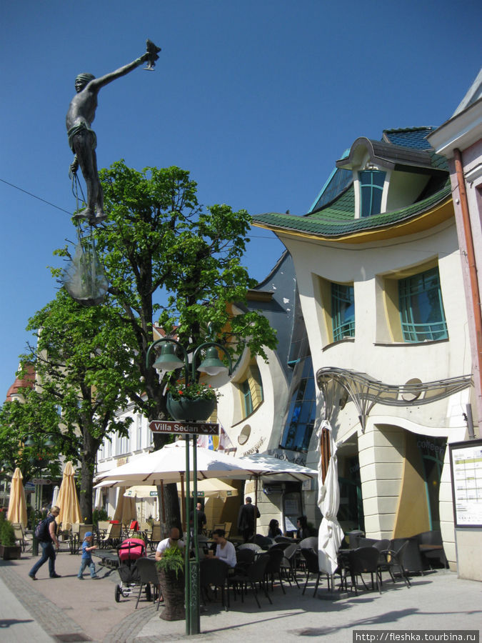 Сопот. Кривой дом и памятник рыбаку Польша