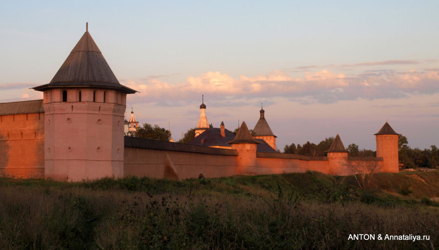 Стены монастыря на закате. Суздаль, Россия