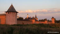 Стены монастыря на закате.