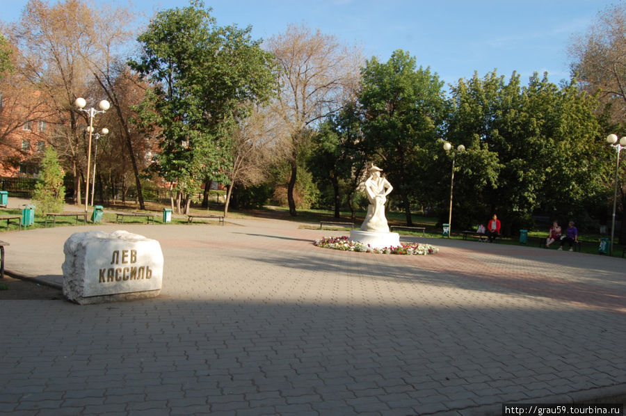 Памятник Льву Кассилю Энгельс, Россия