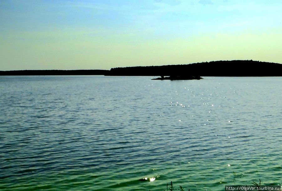 Это — Волчихинское водохранилище, или, как его иногда называют, — Свердловское море. Общая длина — около 12 километров, площадь — 12 квадратных километров, максимальная глубина 8 метров. Ревда, Россия