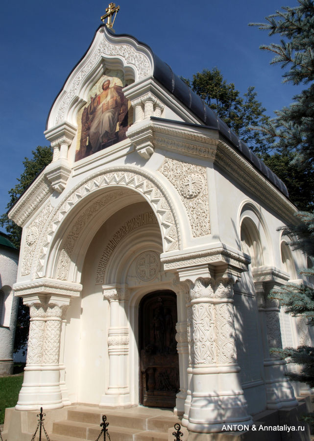 Часовня-памятник рядом с местом, где был похоронен Пожарский. Суздаль, Россия