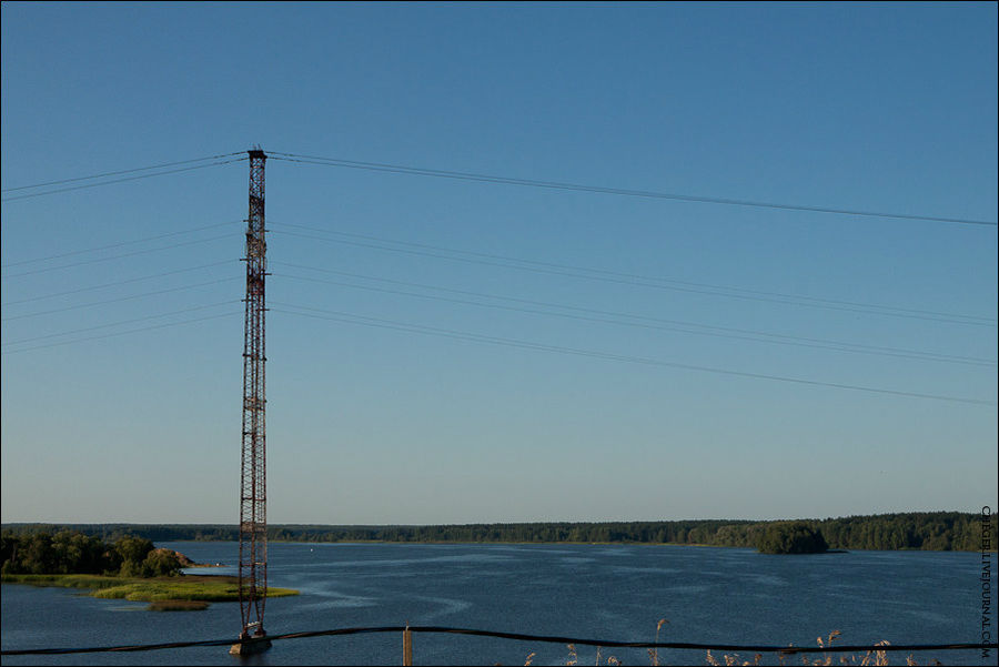 Опоры ЛЭП на Волге Тверская область, Россия