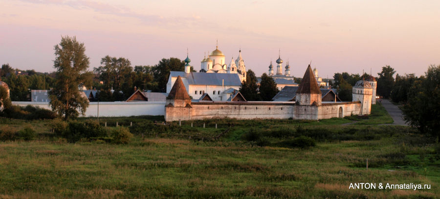 Вечерняя панорама Покровского монастыря. Суздаль, Россия