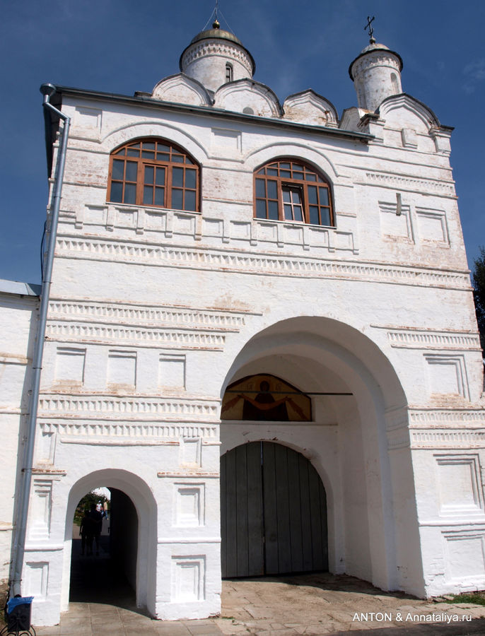 Святые ворота и надвратная Благовещенская церковь. Суздаль, Россия