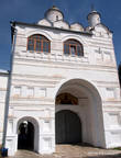 Святые ворота и надвратная Благовещенская церковь.