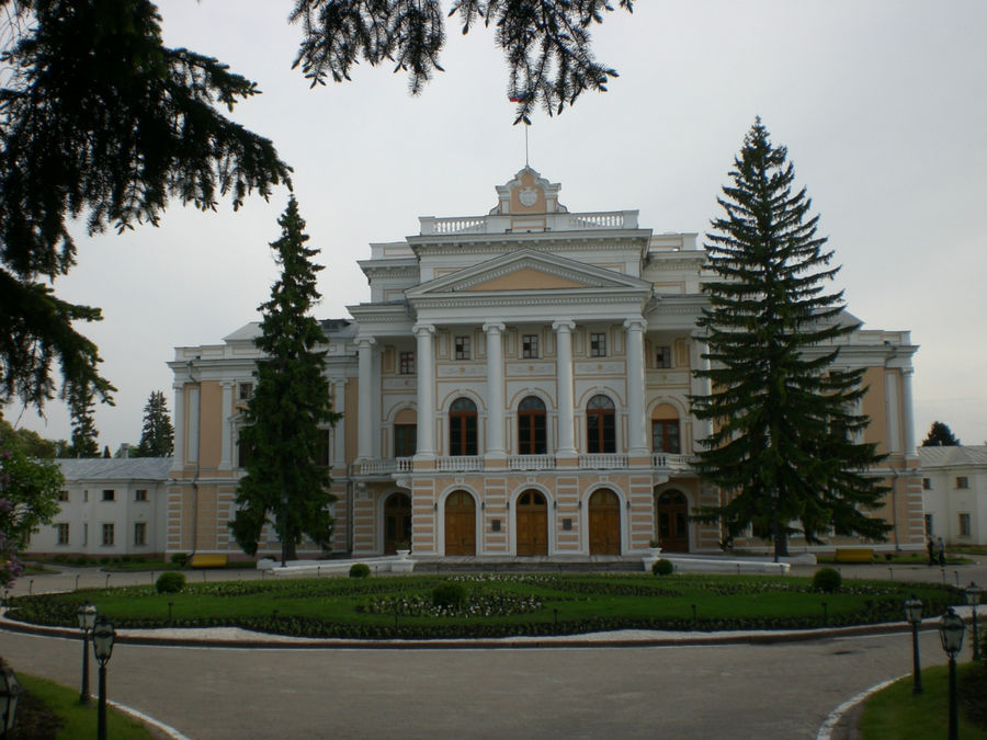 северный фасад дворца Рыльск, Россия