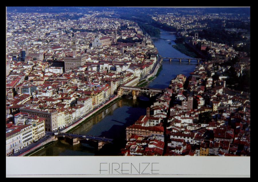 Базилика видна на открытке слева на северо-западе Флоренция, Италия