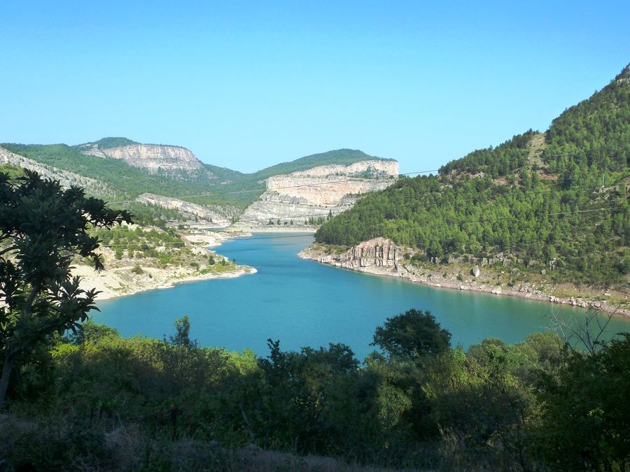 Пейзажи горной реки Монтанехос, Испания