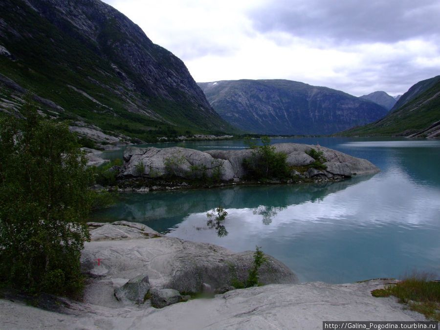 Ледниковое озеро и древние потоки лавы Центральная Норвегия, Норвегия