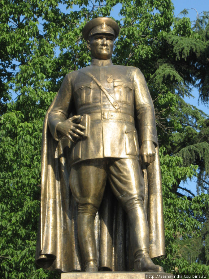 Он только издалека похож на Жукова, но на самом деле это Ататюрк — отец турецкого народа Трабзон, Турция