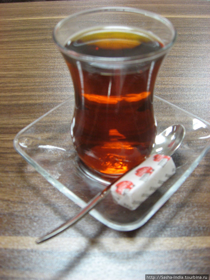 Из таких вот стаканчиков пьют чай в Турции. Трабзон, Турция