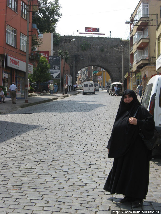 Женщины в таких нарядах скорее исключение, чем правило Трабзон, Турция