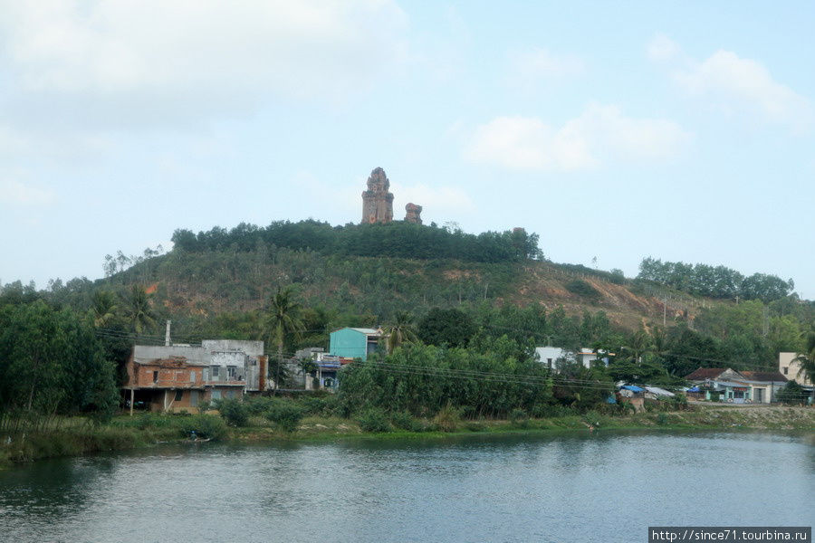 13.  Руины башен Чампа украшают местность Вьетнам