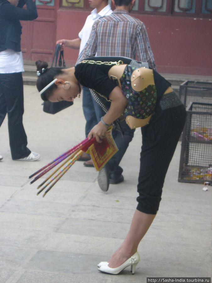 Ритуальное подношение благовоний Куньмин, Китай