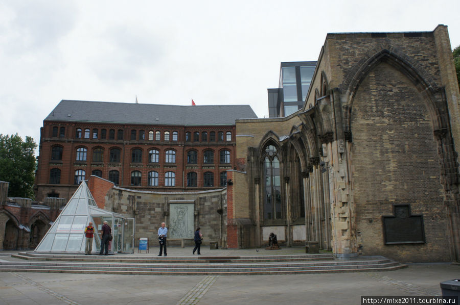церковь не стали восстанавливать после войны Гамбург, Германия